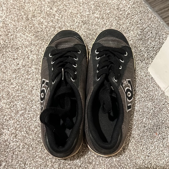 DC Shoes - Picture 2 of 7